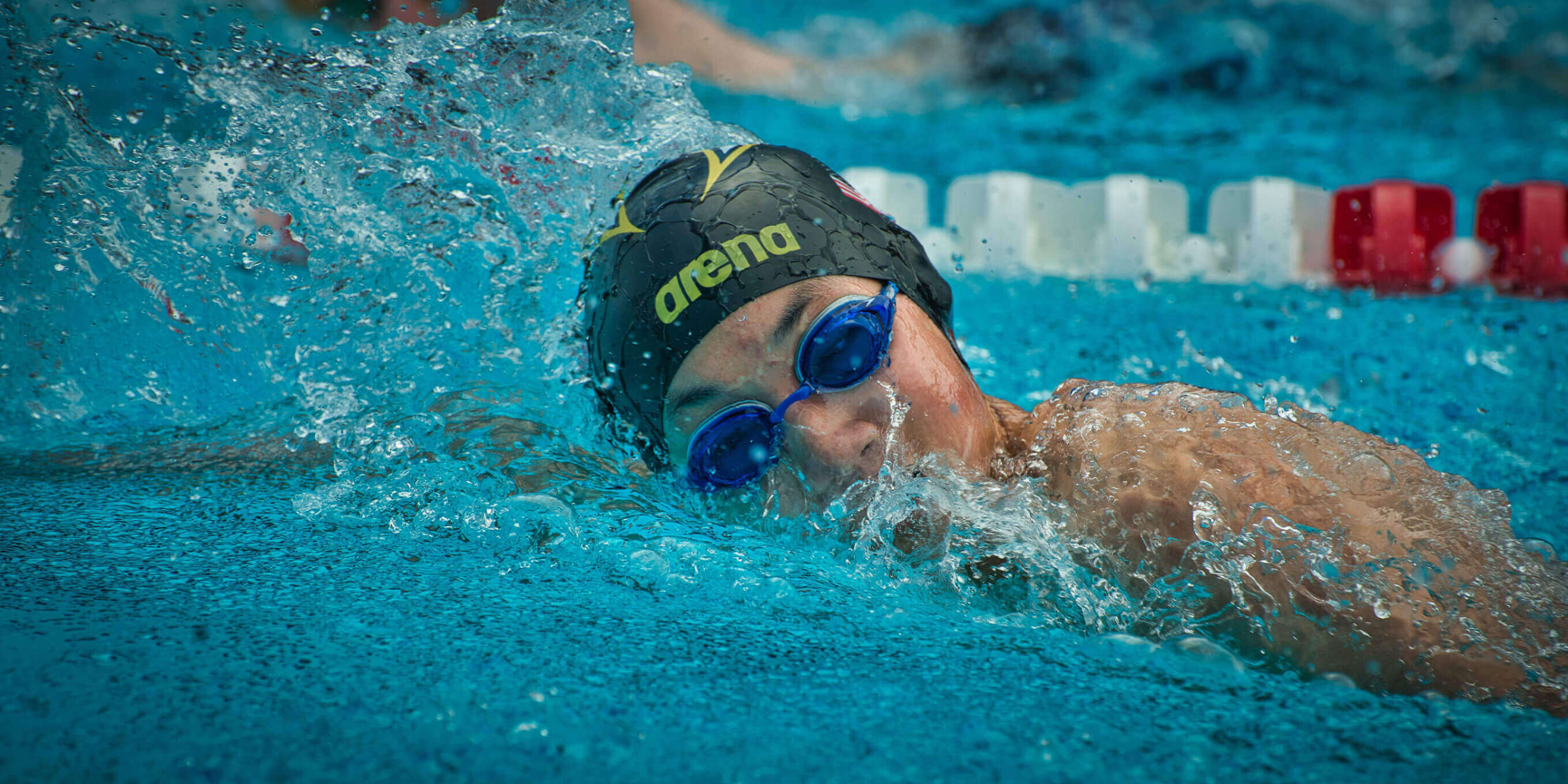 Schwimmer mit Badekappe und Schwimmbrille